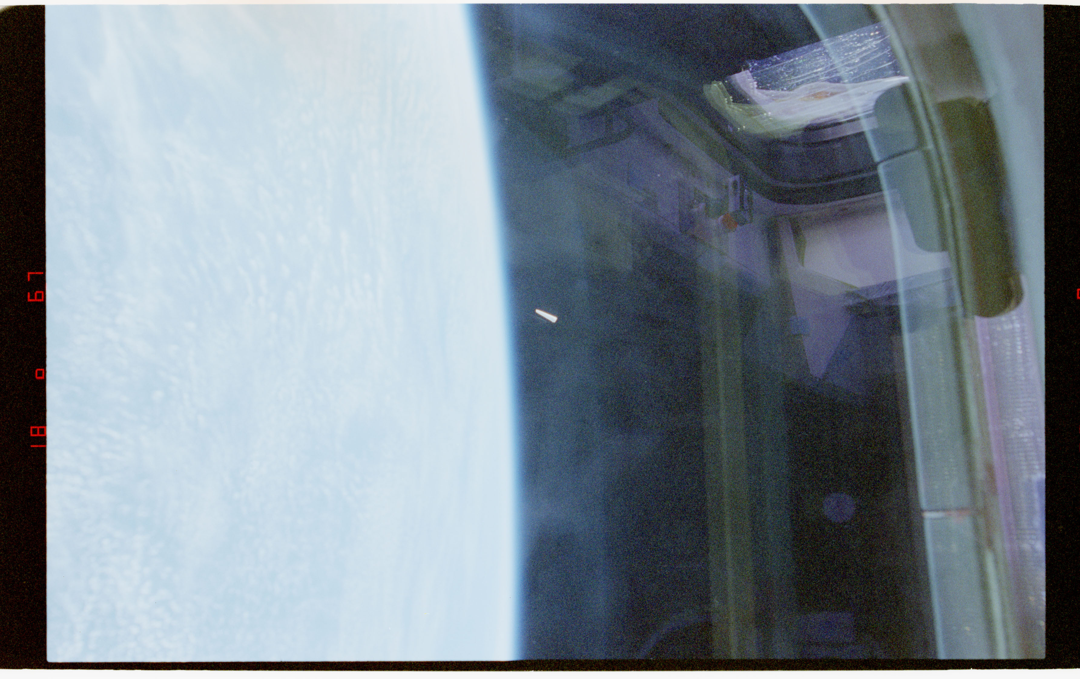 NASA · R04 · STS-80 unidentified object, 1996